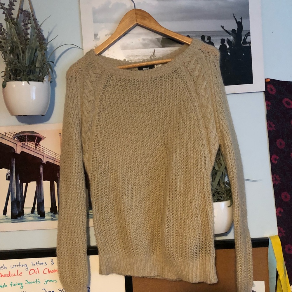 B D G  c r e a m / t a n  s w e a t e r